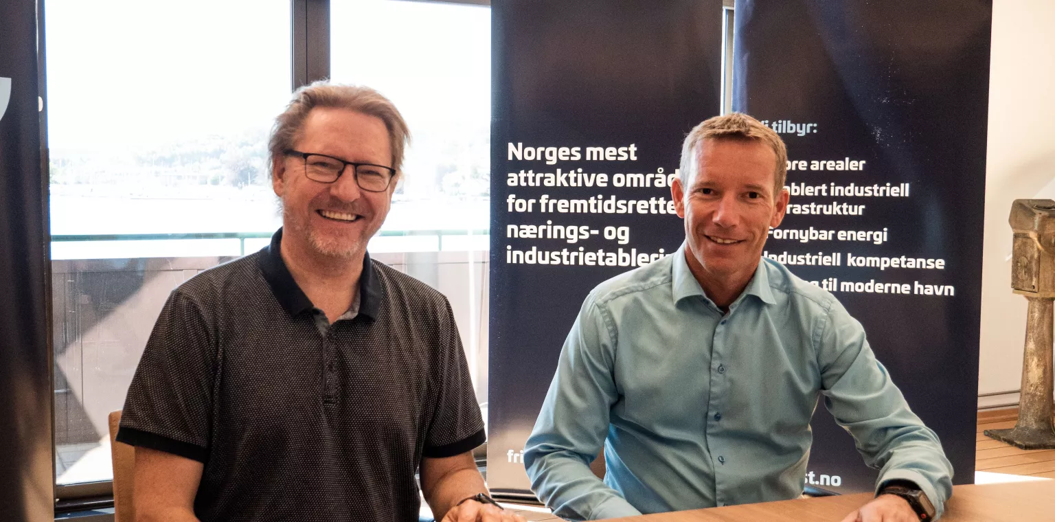 Geir Vala og Ryan Atle Haga feirer avtalen mellom Frier Vest og Statkrafts Host Norway