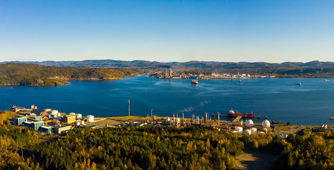 Dronebilde over Frier Vest-området med Herøya i bakgrunnen