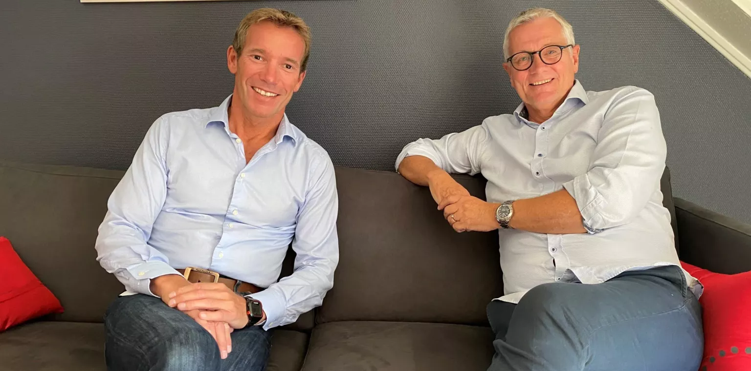 Geir Vala og Roy Vardheim sitter i en sofa