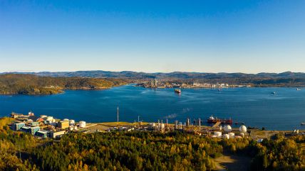 Dronebilde over Frier Vest-området med Herøya i bakgrunnen