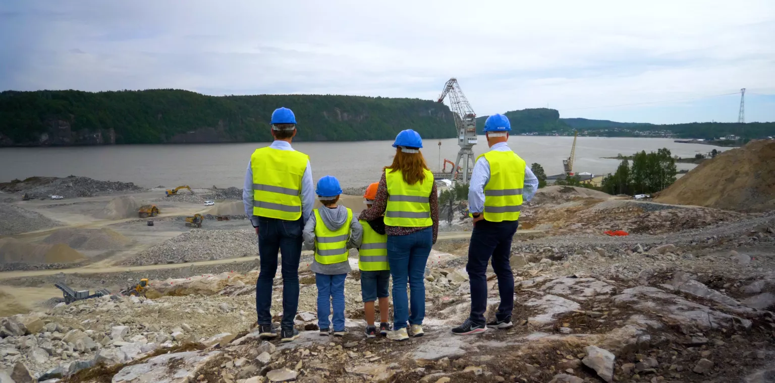 Foto av flere mennesker som står på industriområdet Frier Vest